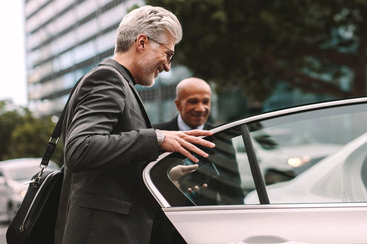 What to Expect from a Premium JFK Limo Service: Meet & Greet, Chauffeur Support